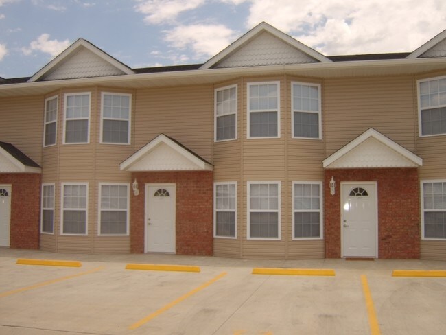 Emerald Pointe Townhomes in Highland, IL - Foto de edificio - Building Photo
