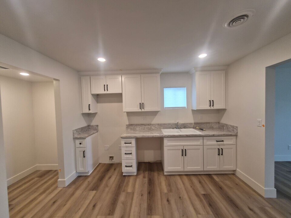 118 E Warren Ave in Bakersfield, CA - Building Photo