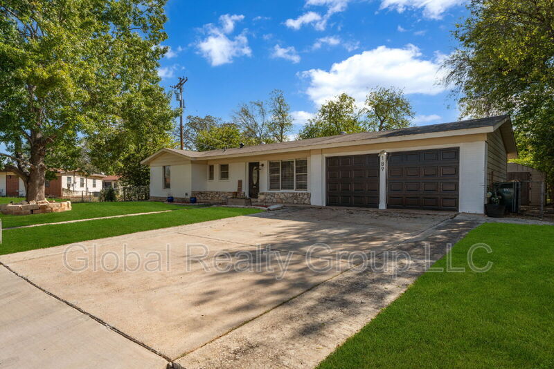 189 National Blvd in Universal City, TX - Building Photo