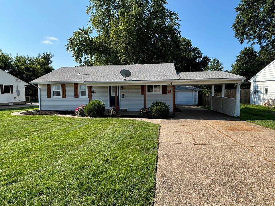 806 Vosholl in Warrenton, MO - Building Photo