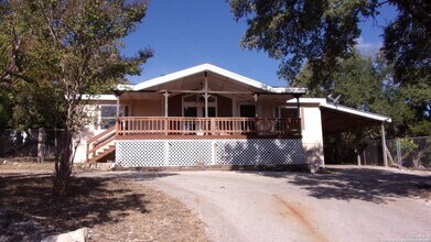 252 Sir Winston Dr in Canyon Lake, TX - Foto de edificio - Building Photo
