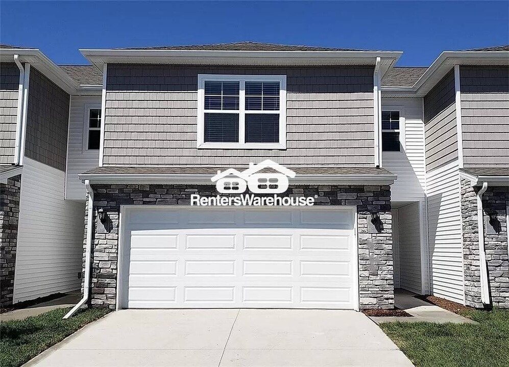 2205 Bugge Dr in Adel, IA - Foto de edificio