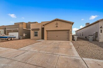 916 Keenland Ave in El Paso, TX - Building Photo - Building Photo