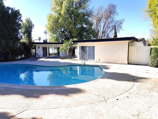 13725 Calvert St in Van Nuys, CA - Foto de edificio - Building Photo