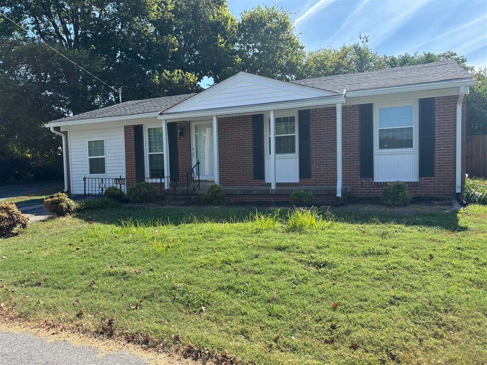 1430 Clayton Ct in Bowling Green, KY - Building Photo