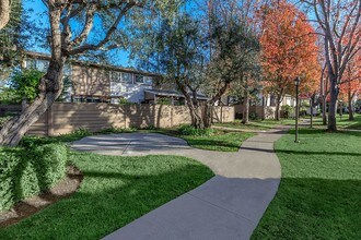 Sea Breeze Rental Townhomes in Costa Mesa, CA - Foto de edificio - Building Photo