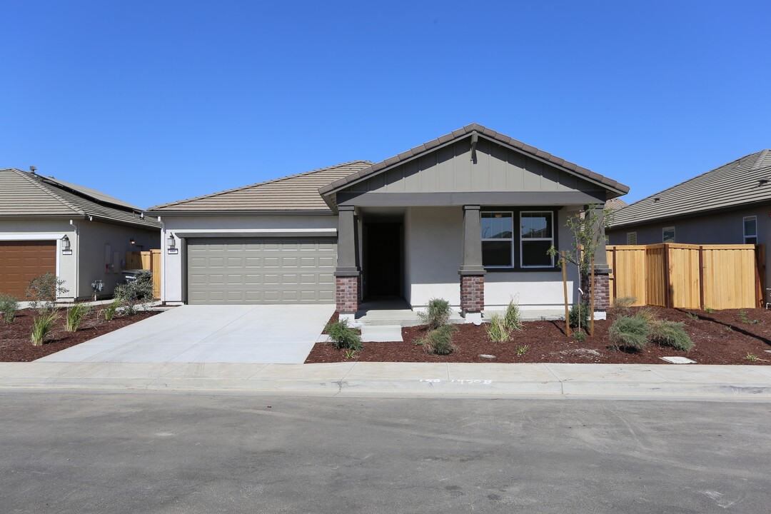 660 Staveley Way in Patterson, CA - Building Photo