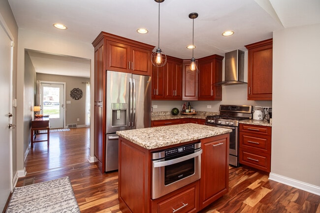597 Nash Rd in Crystal Lake, IL - Building Photo - Building Photo