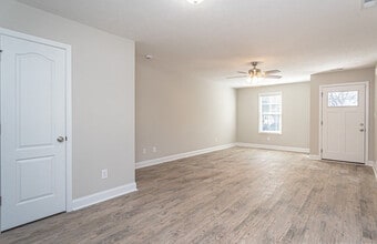 935 Fleetwood Dr in Fayetteville, NC - Foto de edificio - Building Photo