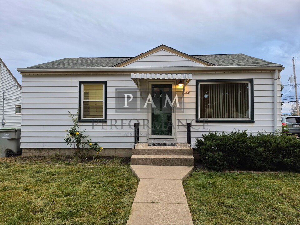 3749 S 24th St in Milwaukee, WI - Building Photo