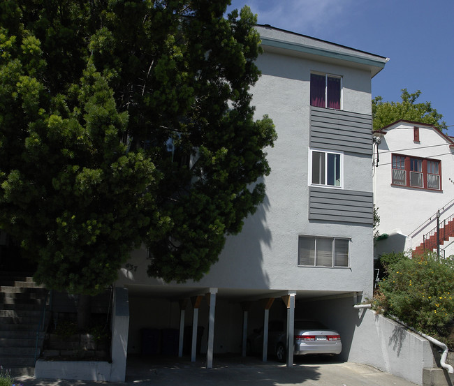 637 Valle Vista Ave in Oakland, CA - Foto de edificio - Building Photo