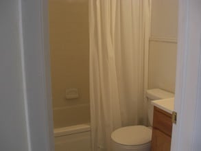 1075 W Ocean View Ave in Norfolk, VA - Building Photo - Building Photo