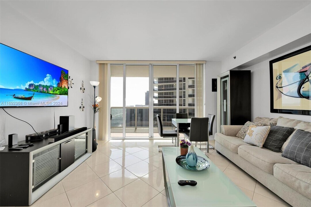 1830 S Ocean Dr, Unit 2505 in Hallandale Beach, FL - Foto de edificio