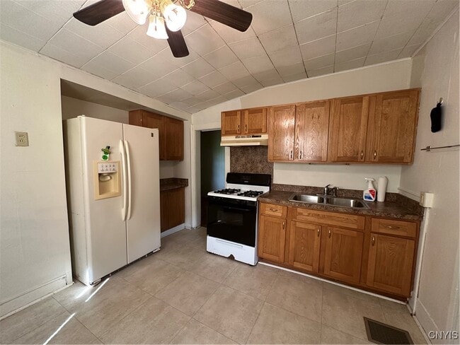 106 Brow St in Liverpool, NY - Building Photo - Building Photo