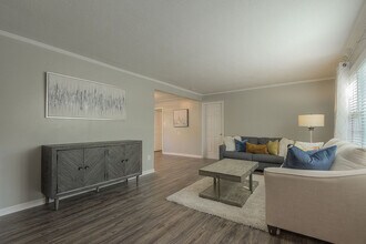 2324 W 79th Terrace in Prairie Village, KS - Foto de edificio - Building Photo