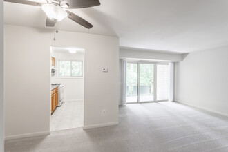 Pinewood Plaza Apartments in Fairfax, VA - Building Photo - Interior Photo