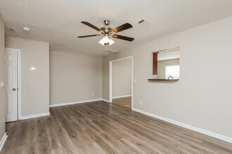 602 Nixon Way in La Vergne, TN - Building Photo - Building Photo