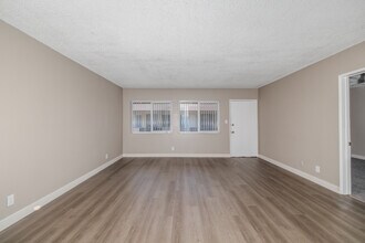 745-747 Venice Way in Inglewood, CA - Building Photo - Interior Photo