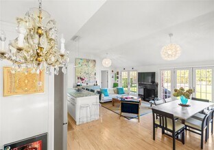 15 Academy Ln in Bellport, NY - Foto de edificio - Building Photo