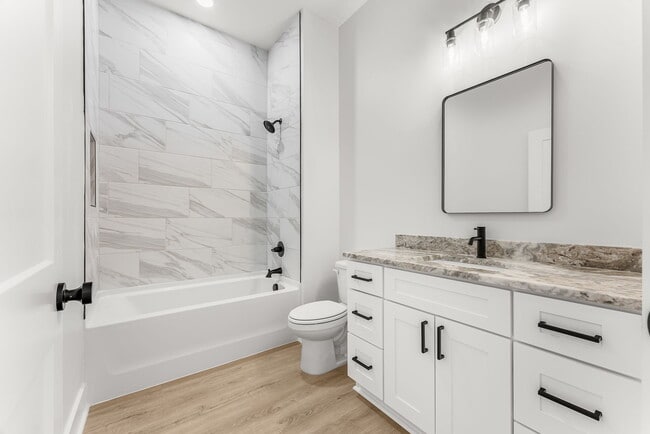 579 Lagoon Oaks Dr in Panama City, FL - Building Photo - Building Photo