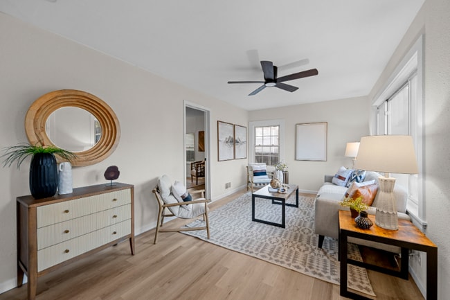 135 E Loretta Ave in St. Louis, MO - Foto de edificio - Building Photo