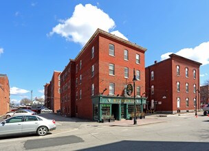 21 Kosciuszko St in Manchester, NH - Building Photo - Building Photo