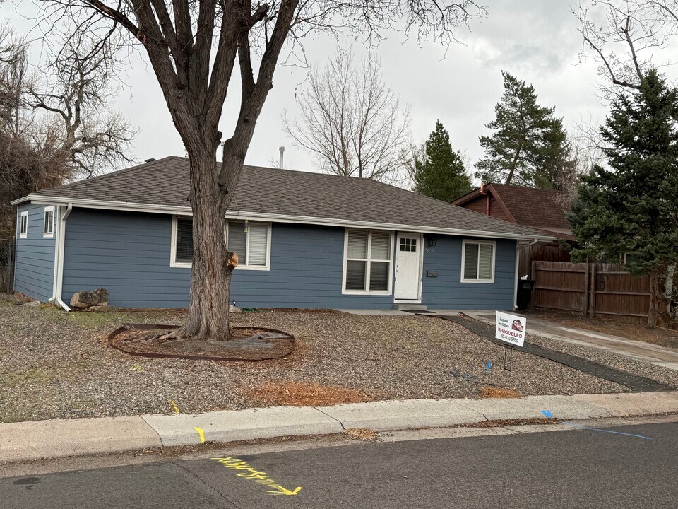 5609 E Minnesota Dr in Denver, CO - Building Photo