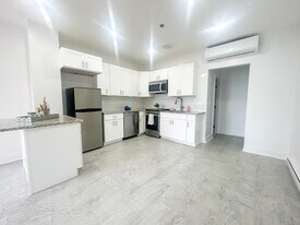 207 Bank St in New London, CT - Building Photo