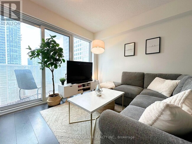 88 Harbour St in Toronto, ON - Building Photo - Building Photo