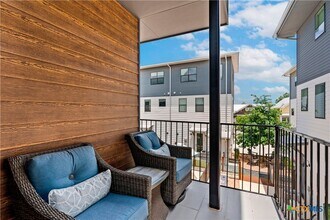 1208 N Academy Ave in New Braunfels, TX - Foto de edificio - Building Photo