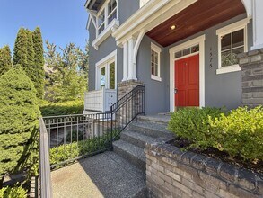 1575 NE Iris St in Issaquah, WA - Building Photo - Building Photo