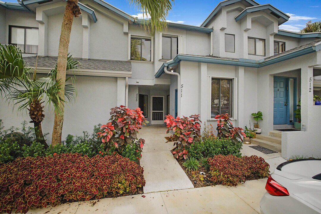 505 Harbour Pointe Way in Greenacres, FL - Foto de edificio
