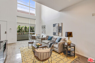 1342 Hayworth Ave, Unit 206 in West Hollywood, CA - Building Photo - Building Photo