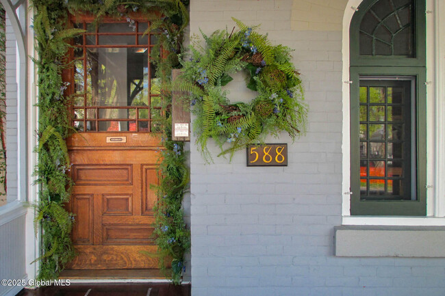 588 N Broadway in Saratoga Springs, NY - Building Photo - Building Photo