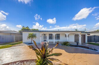 490 W 33rd Pl in Hialeah, FL - Building Photo - Building Photo
