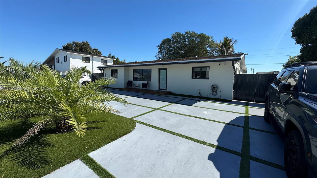18525 NW 38th Ave in Miami Gardens, FL - Building Photo
