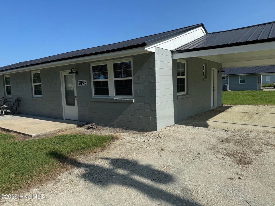 309 Jackson A St in Ayden, NC - Building Photo