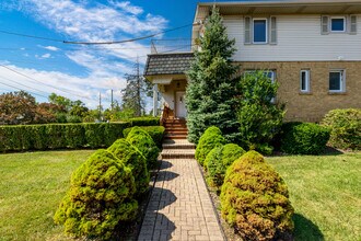 1420 Oakton St in Park Ridge, IL - Building Photo - Building Photo