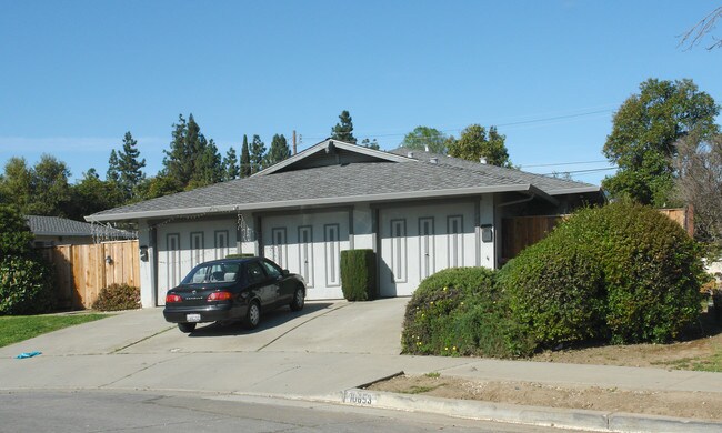 10653 Gardena Ct in Cupertino, CA - Foto de edificio - Building Photo