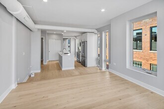4637 N Ashland Ave, Unit 205 in Chicago, IL - Building Photo - Building Photo