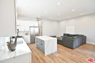 6961 Balcom Ave in Los Angeles, CA - Building Photo - Building Photo