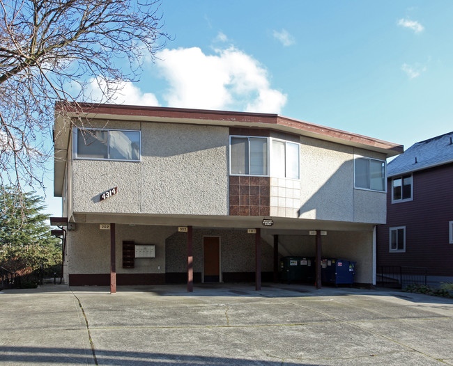 5-Unit Apartment in Seattle, WA - Building Photo - Building Photo