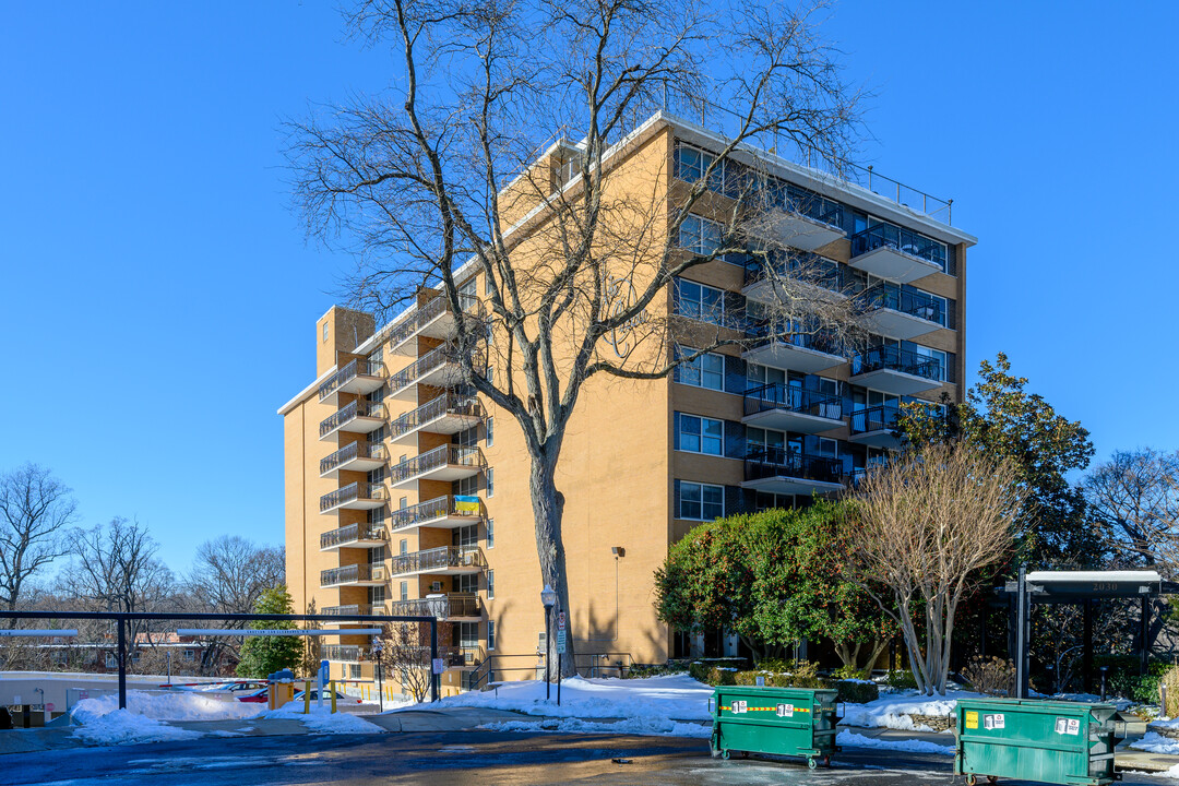 Circle Condominiums in Arlington, VA - Building Photo