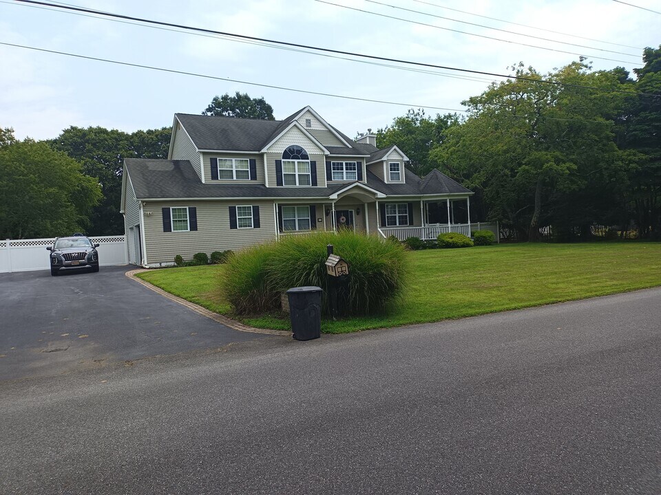 163 Roe Ave in East Patchogue, NY - Foto de edificio