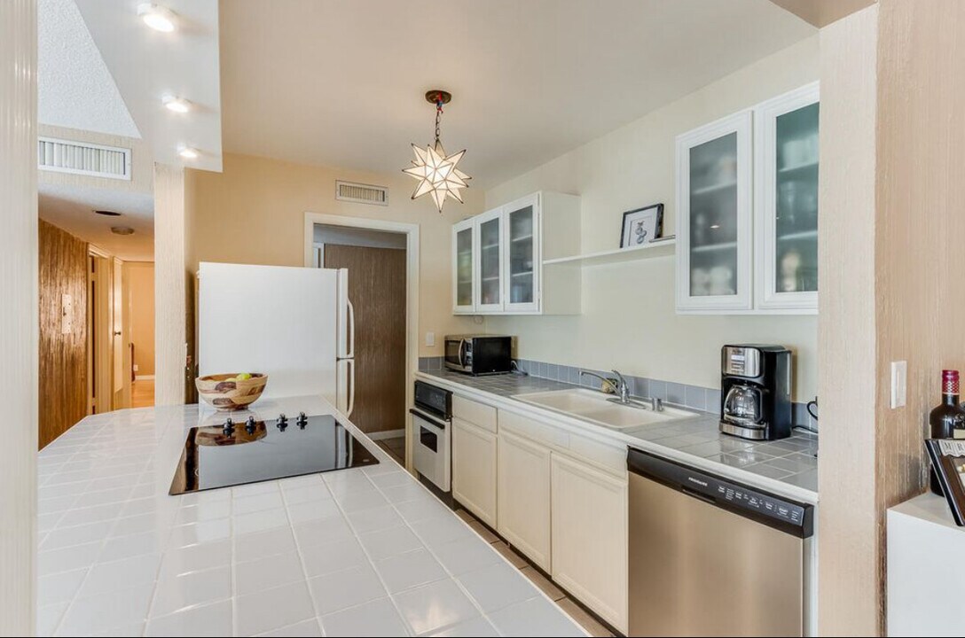 252 Shadow Mountain Dr, Unit D9 in El Paso, TX - Building Photo
