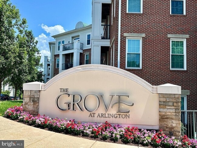 2465 Army Navy Dr, Unit 1310 in Arlington, VA - Building Photo - Building Photo