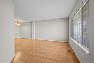 628 Lincoln Station Dr in Oswego, IL - Foto de edificio - Building Photo