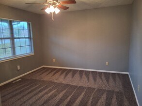 323 Valley View Dr in Radcliff, KY - Foto de edificio - Building Photo