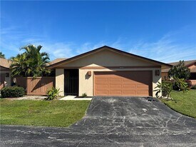 6479 Royal Woods Dr in Ft. Myers, FL - Building Photo