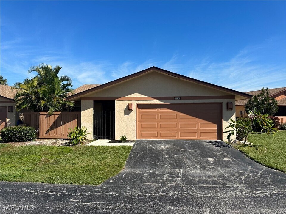 6479 Royal Woods Dr in Ft. Myers, FL - Building Photo